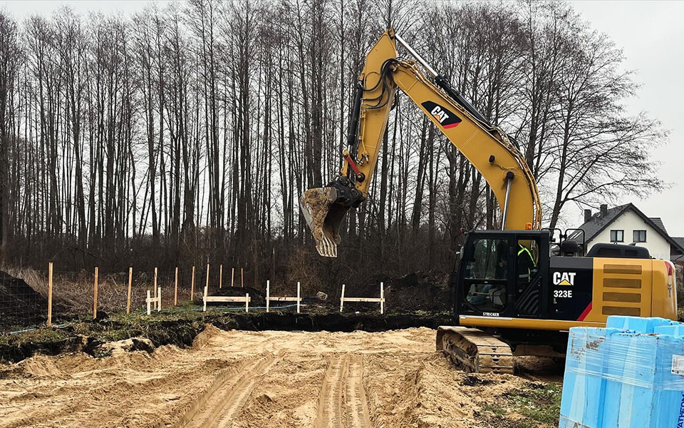 Budować dom drewniany czy murowany? Poradnik inwestora 2026